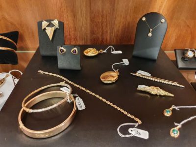 Äldre guldsmycken som armband, örhängen och halsband.