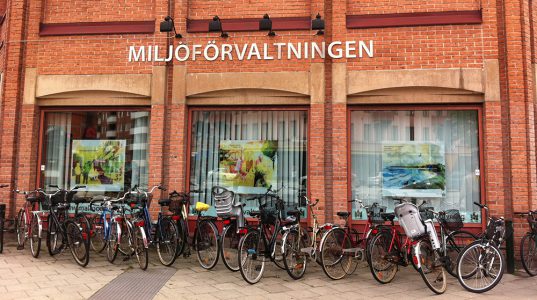 Entrén till Malmö miljöförvaltning, rött tegelhus med cykelparkering framför