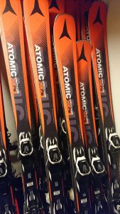 Slalomskidor i orange och svart.
